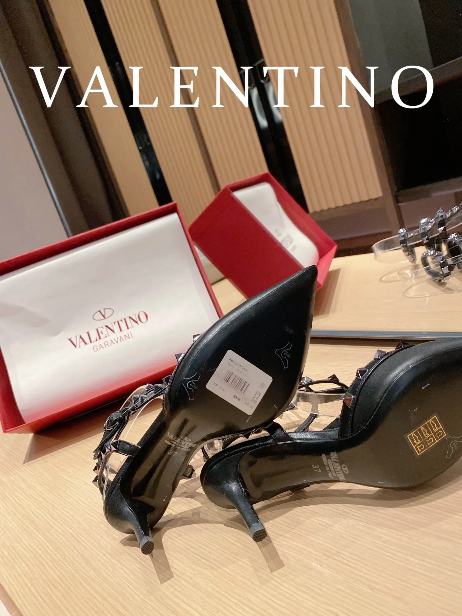 👟👟Ex-factory price 560👟👟 Women's shoes, women's clothing 𝙑𝙖𝙡𝙚𝙣𝙩𝙞𝙣𝙤/Valentino𝙑𝙏 🎁Latest colors😍ʚ😊ɞ has been an Italian national treasure brand since the 1960s. Timeless and deeply rooted in people's hearts❤ Never out of date. One of the must-have items 〰 ɪɴѓᴏʀᴍᴀᴛɪᴏɴ 〰♡ There are many colors for you to choose from💝Original molded electric rivets (non-oxidized) High-end customized imported cowhide➠Mirror patent leather❗️Details in place🆚Exclusive color card💯Comfortable sheepskin lining✅Imported Italian leather outsole🇮🇹 Size: 35-39 (34.40.41.42) Also customized♡♡ Heel height: ➠6.5cm